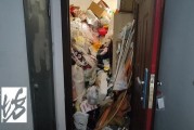 家里清出30吨！男子崩溃：老妈3套房，开门瞬间涌出……